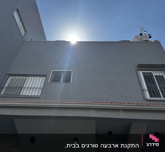 סורגים מותקנים על חלונות בניין